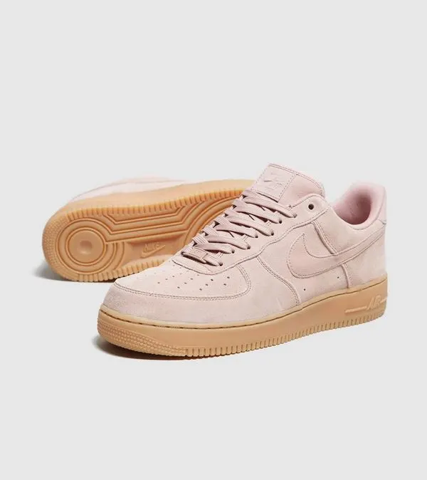 Vind jij vrouwen die sneakers dragen vrouwelijk? 2 Vind jij vrouwen die sneakers dragen vrouwelijk?