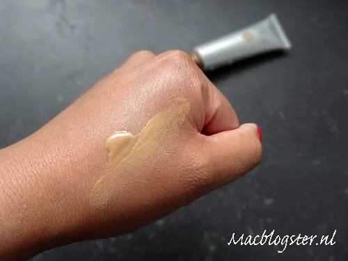 Etos Foundation die zich Aanpast aan je Huidskleur - Review 2 swatch Hydraterende foundation van Etos