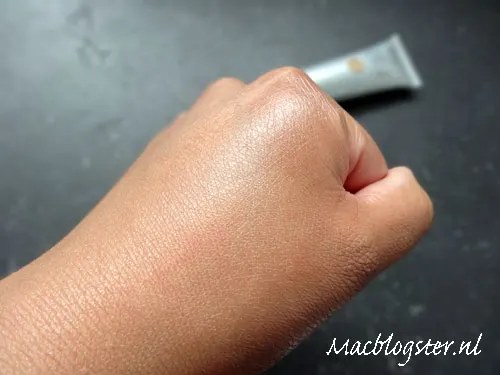 Etos Foundation die zich Aanpast aan je Huidskleur - Review 3 Swatch Etos Foundation