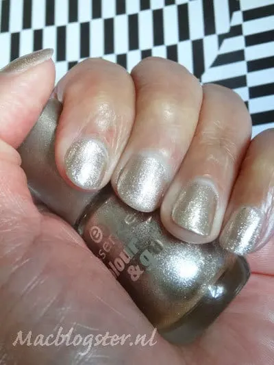 Super stylish essence nagellak swatches - voor de feestdagen 4 Essence colour & go Go Bold!