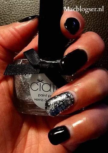 Ciate London review: diamant in een glitter nagellak potje! 5 Ciate Locket zilveren nagellak