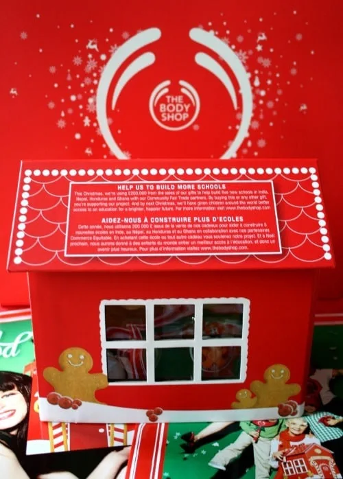Geweldig kerstcadeau: The Gingerbread School House + korting 6 Kerstcadeau: The Body Shop Gingerbread School House