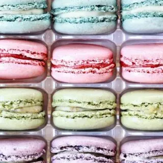 Macarons eten in Parijs