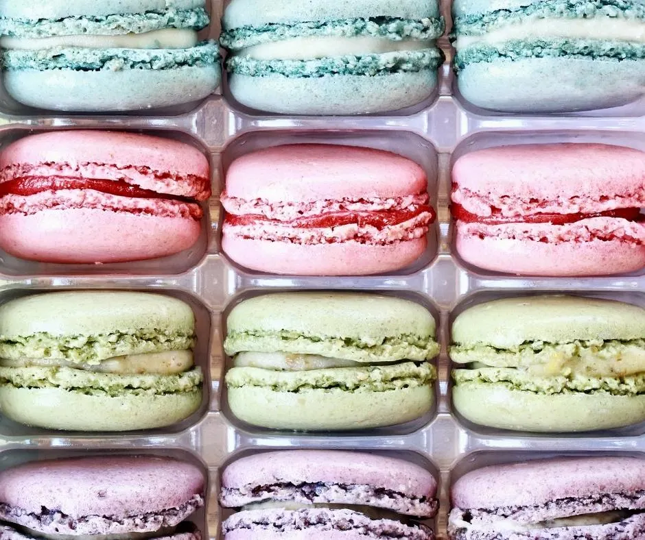 Macarons eten in Parijs
