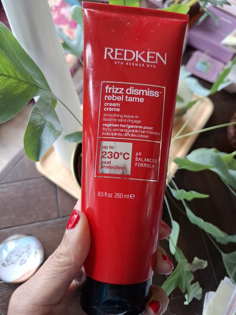 Krullen Steil Föhnen met Behoud van Volume in 3 Stappen 5 Rode tube Redken Frizz Dismiss Rebel Tame Cream om krullen goed steil te föhnen