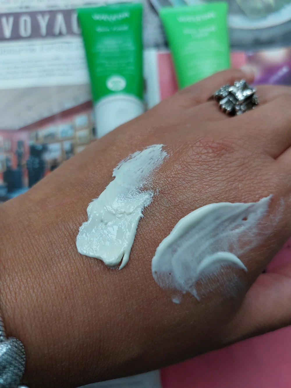 Weleda Skin Food review: Helpt dit Tegen een Droge Huid? 7 Review weleda skin food vs skin food light op hand