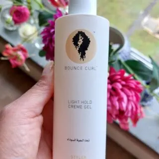 Een fles Bounce Curl Light Creme Gel met nieuwe verpakking